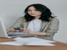 Ilustrasi Buying Laptop