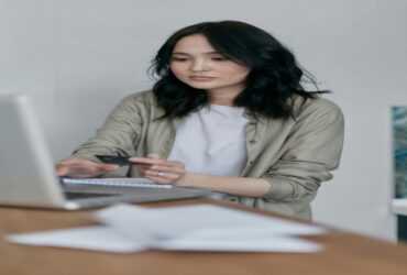 Ilustrasi Buying Laptop